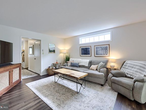 5th image of 10 Lakeview Pl