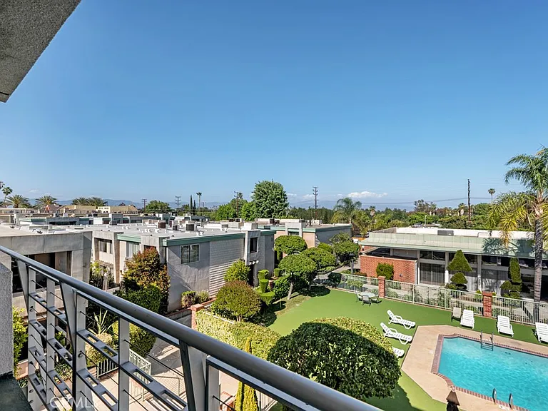 5301 Balboa Blvd — Photo 3