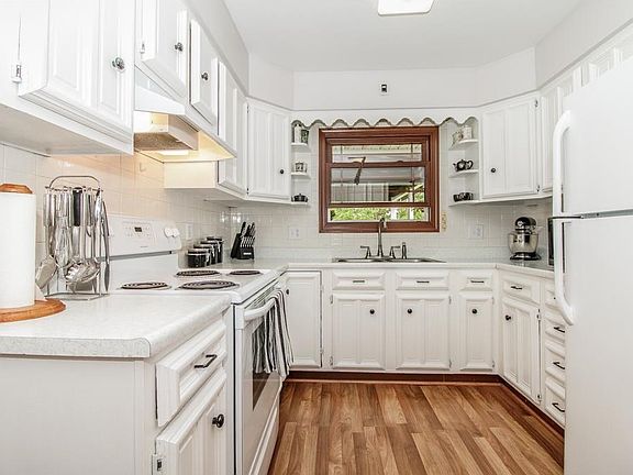 4th image of 8851 Cam Dr