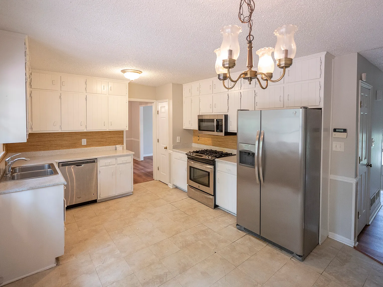 4 bed, 2450 sqft, $2,700 — Photo 3