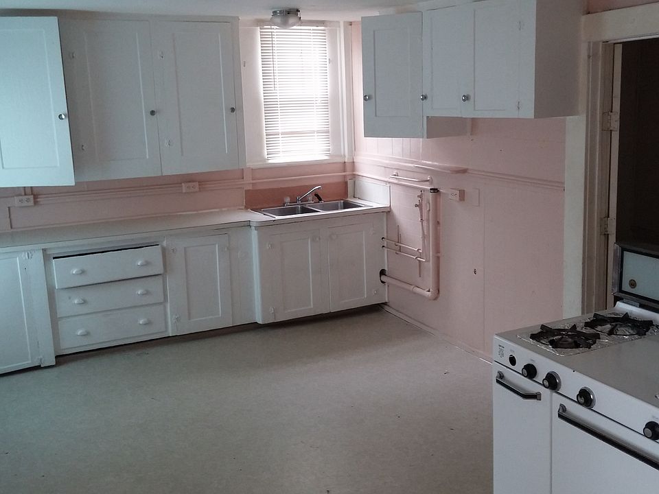 2nd image of 220 Franklin St #2