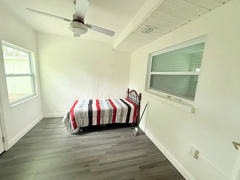 1557 Robinson Dr N — Photo 26