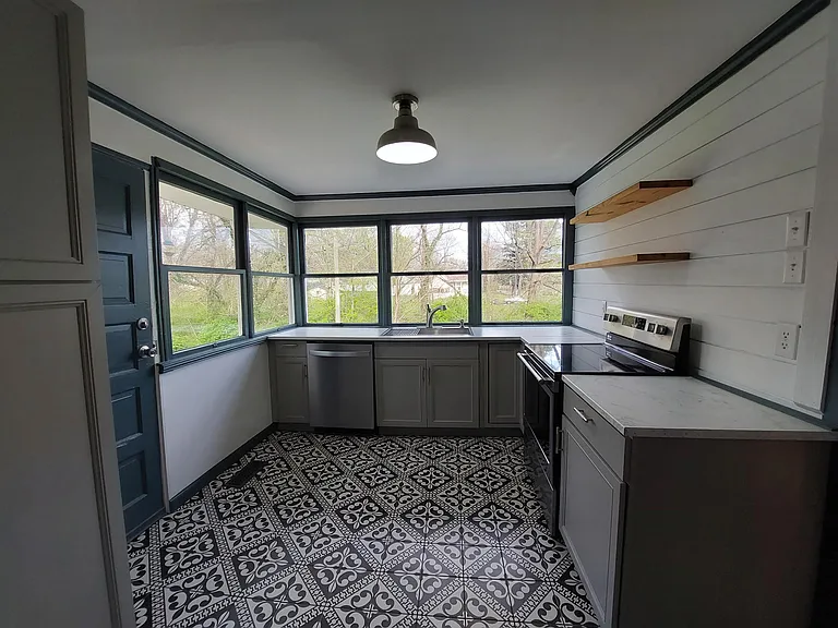 203 Riverside Dr — Photo 15