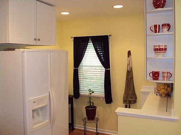 5th image of 633 S Villa Dr