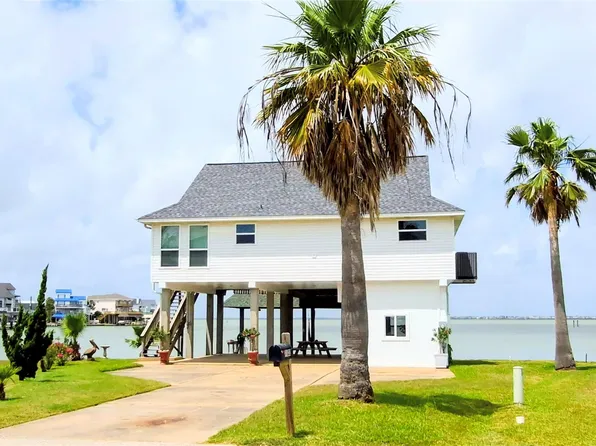 1122 Makatea St, Tiki Island, TX 77554