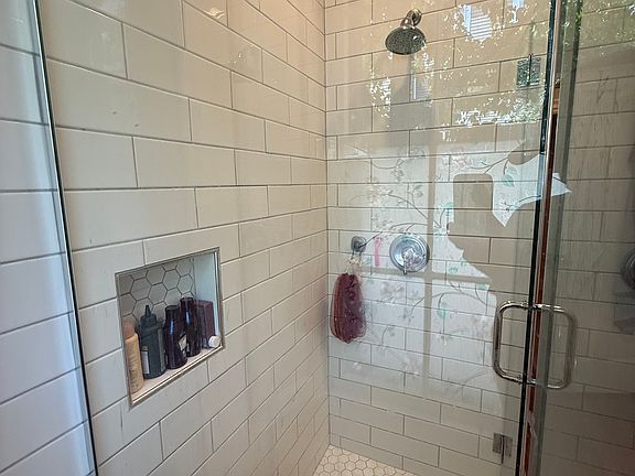 5th image of 401 Essex St #1