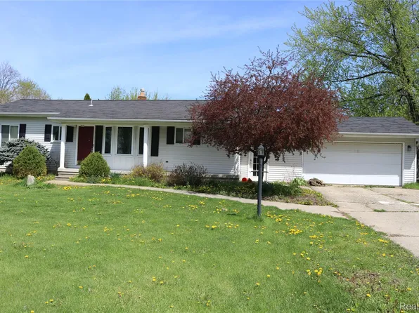 1073 Sarah St, Grand Blanc, MI 48439
