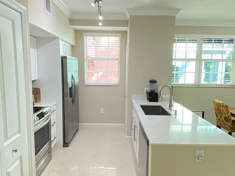 225 NE 1st St #202 — Photo 8