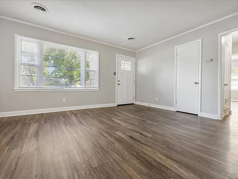 2048 Whitney Ave — Photo 10