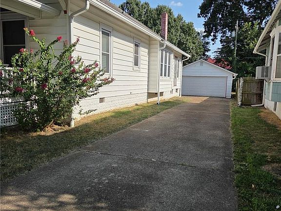4th image of 2612 Broadway Ave