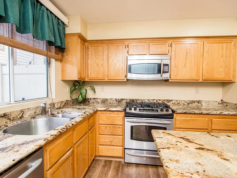 865 E Broadway — Photo 15