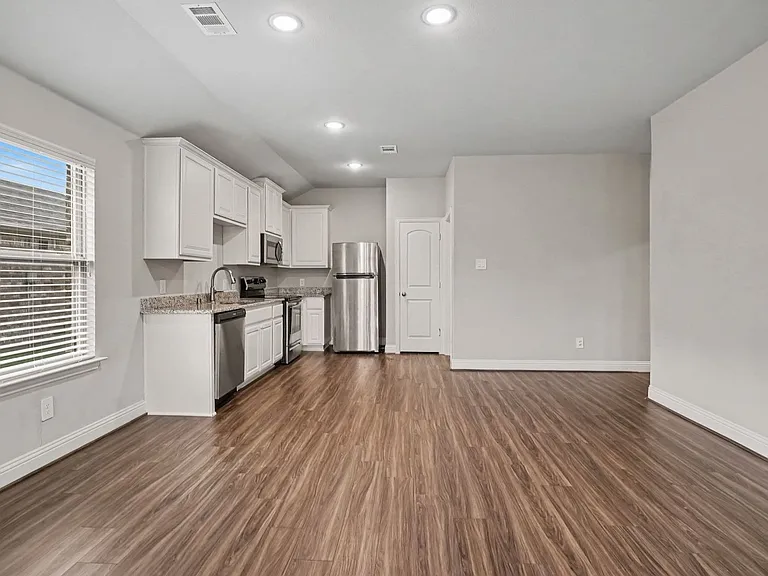 1425 Waverley Dr — Photo 10