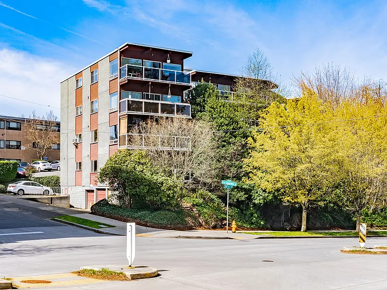 Fairway Apartments — Photo 1