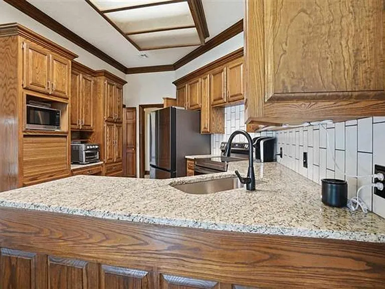 3006 NE Heritage Dr — Photo 11