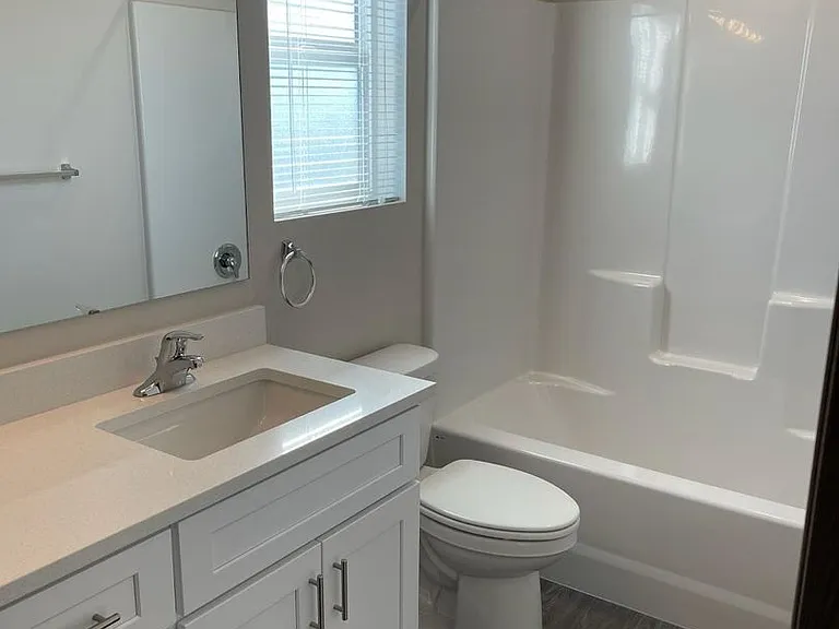 Modern design 3-bed, 2.5-bath duplex available — Photo 8