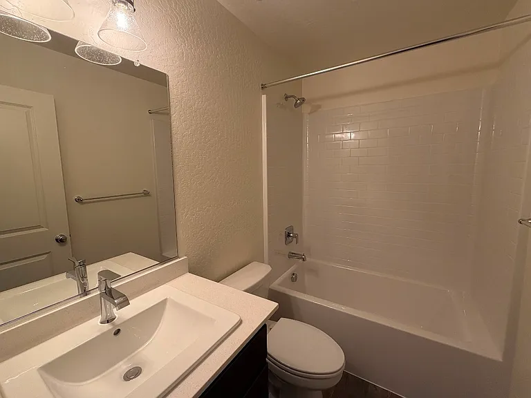2437 W Newton Ave — Photo 7