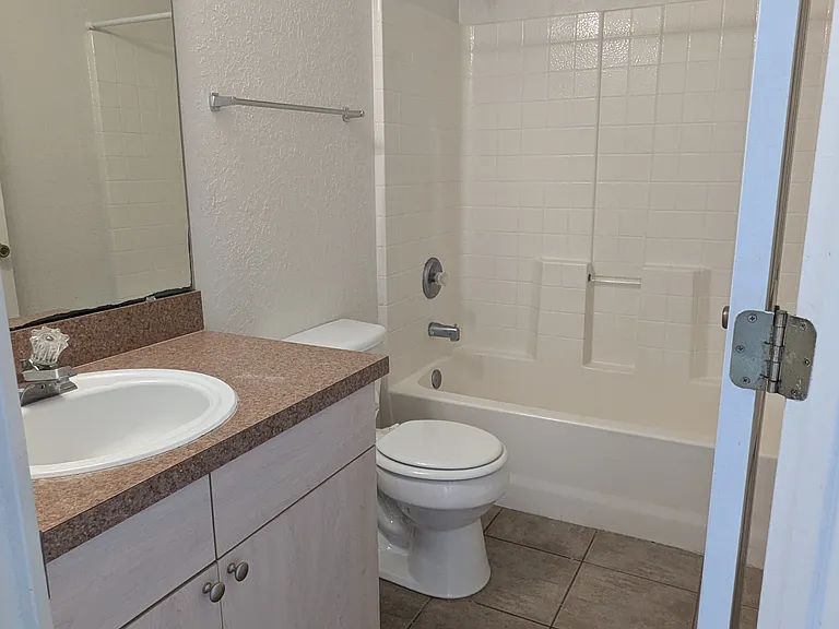 1040 Gary Dr — Photo 13