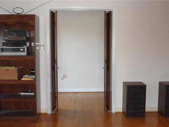 4th image of 8836 Shewsbury Dr