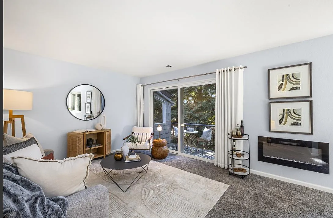 2 bed, 915 sqft, $2,600 — Photo 1