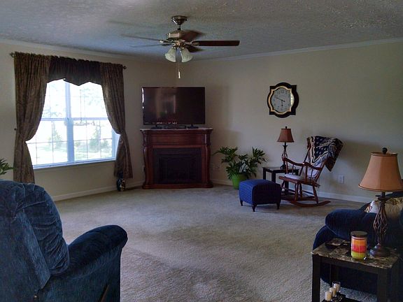 5th image of 250 White Oak Dr