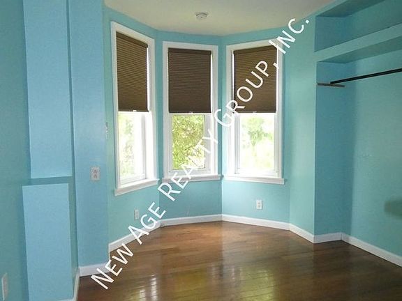 2nd image of 3913 Aspen St #2R