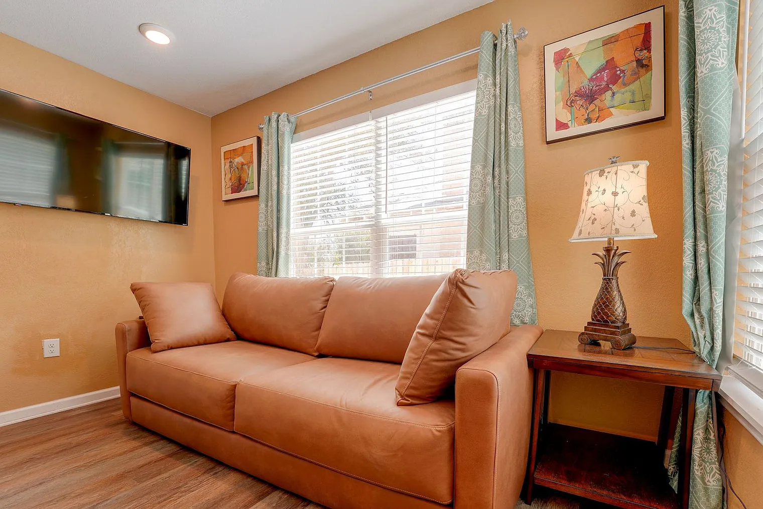 2 bed, 1.0 bath, 742 sqft, $1,783 — Photo 3
