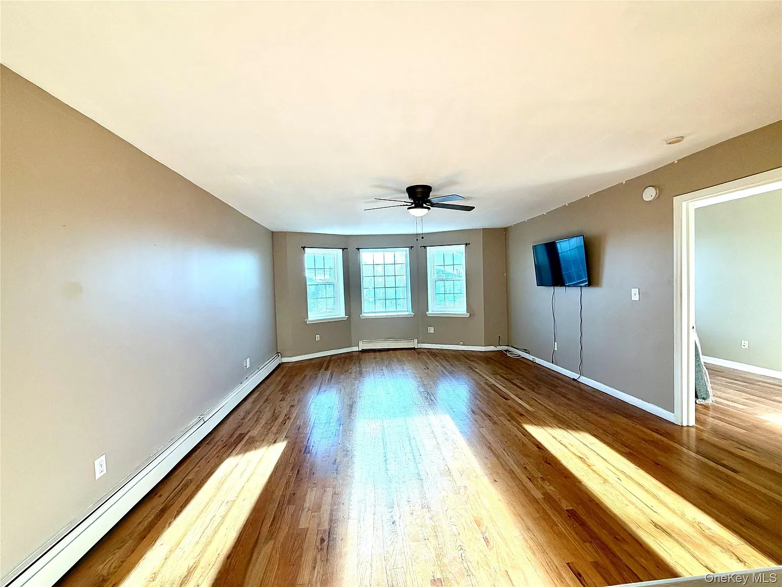 3 bed, 1.0 bath, 1120 sqft, $3,200 — Photo 3