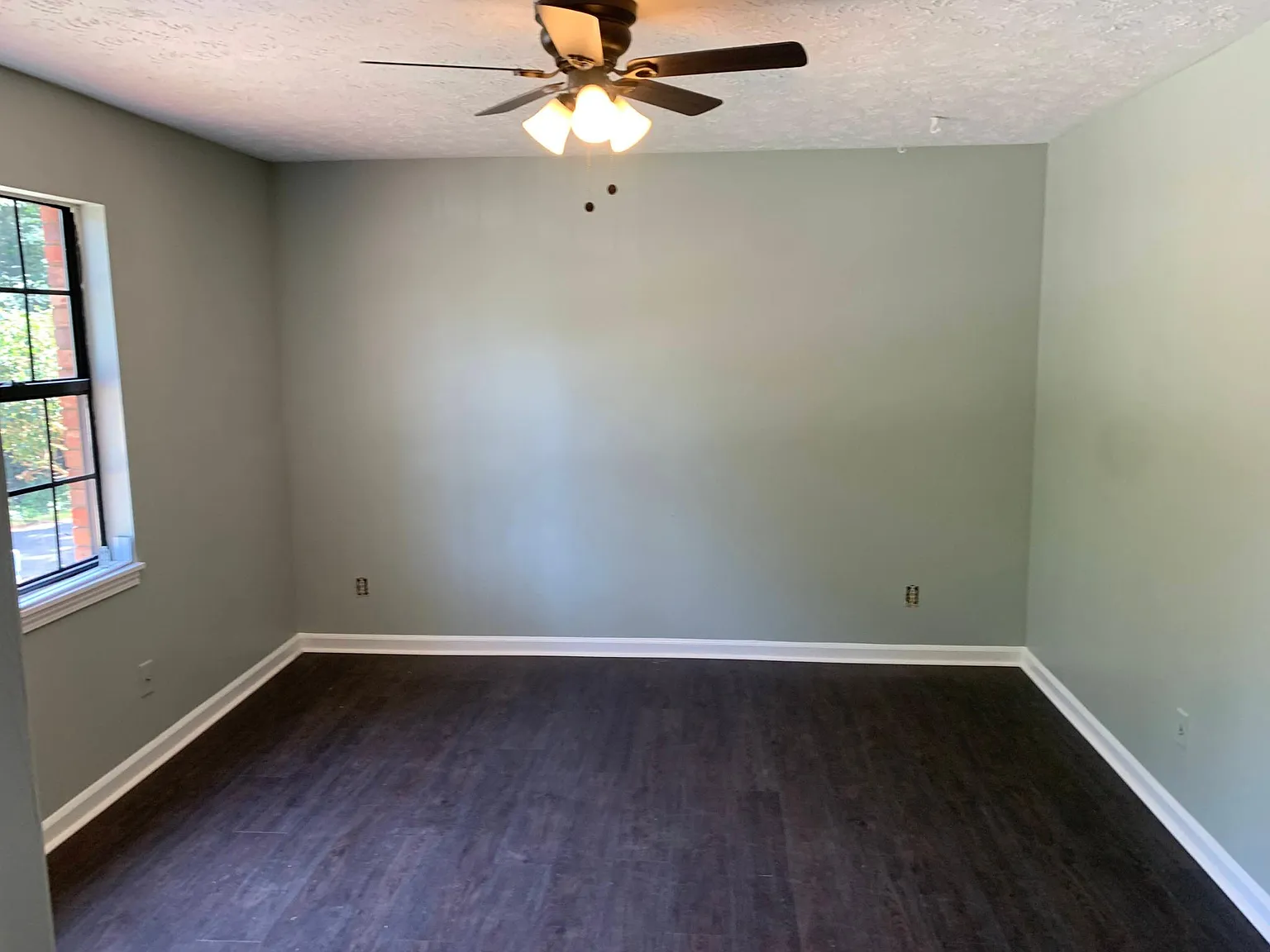 556 Wedgewood Dr — Photo 2