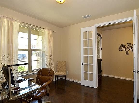 3rd image of 1316 Poplar Dr