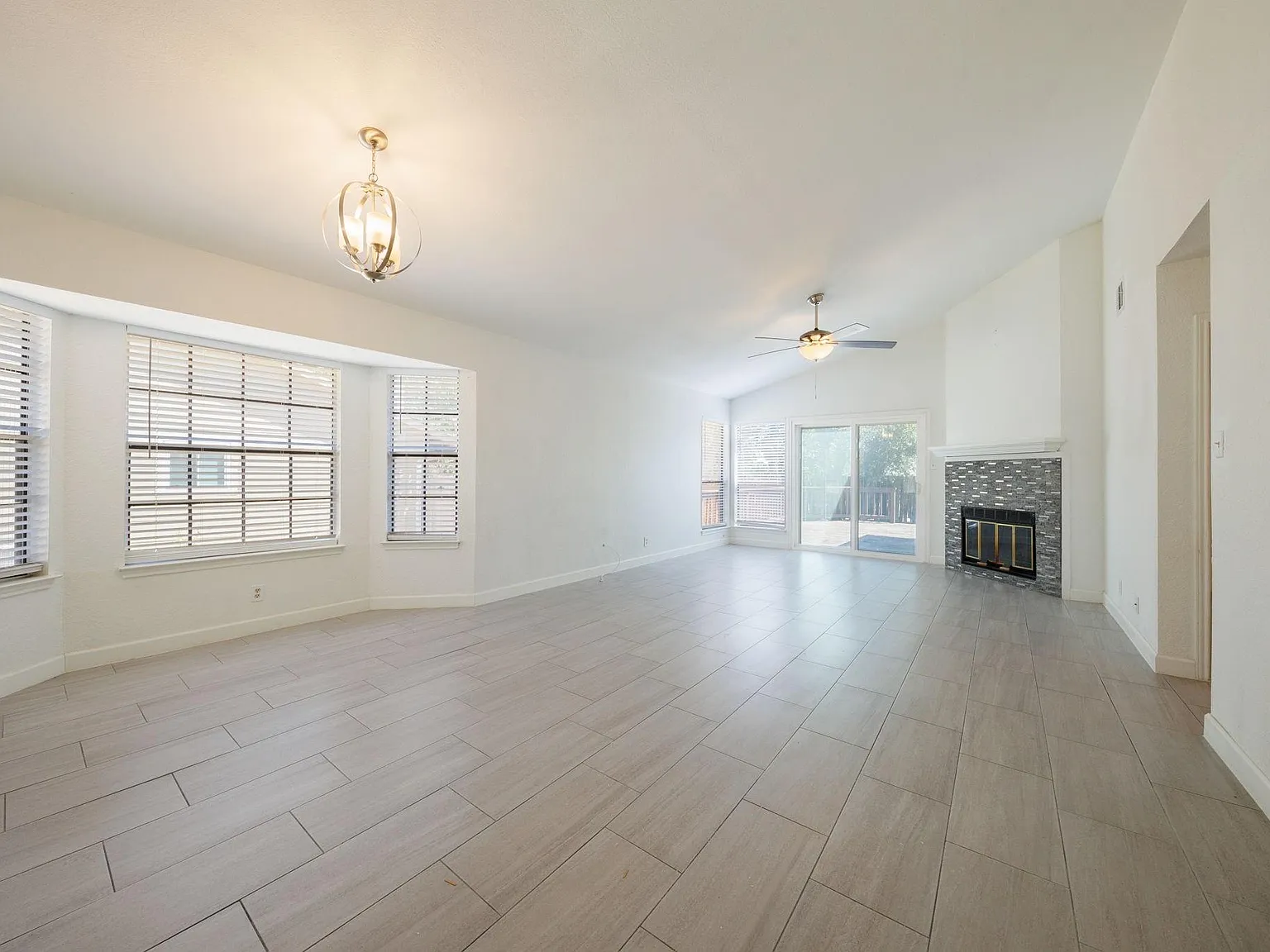 4 bed, 3.0 bath, 1678 sqft, $2,350 — Photo 3
