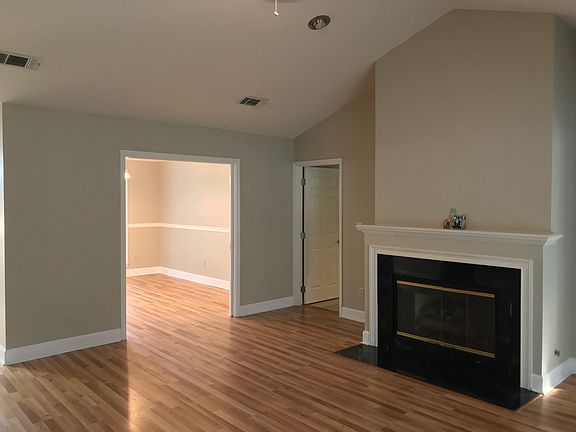 3rd image of 3482 Colonnade Dr