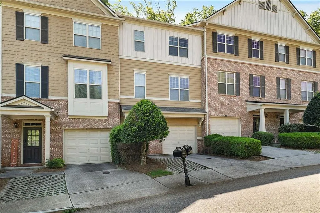 3 bed, 3.5 bath, 2220 sqft, $2,400 — Photo 2