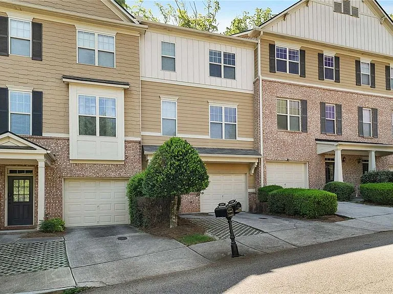 1798 Oakbrook Ln NW #8 — Photo 2