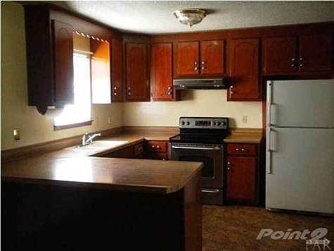 Beautiful Kitchen With Lots of Cabinets and Countertop Space. Also Room For Stools. All Appliances S