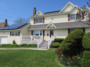 534 S Dyre Ave, West Islip, NY 11795