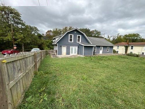 5th image of 300 Holston St