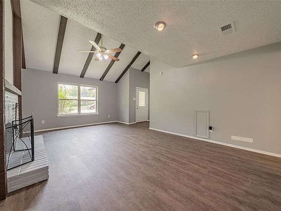 5th image of 525 Village Dr