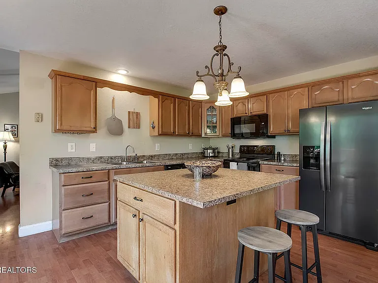 605 Marston Ln — Photo 6
