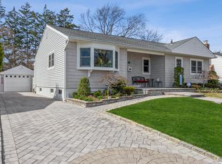 576 Hewlett St, Franklin Square, NY 11010