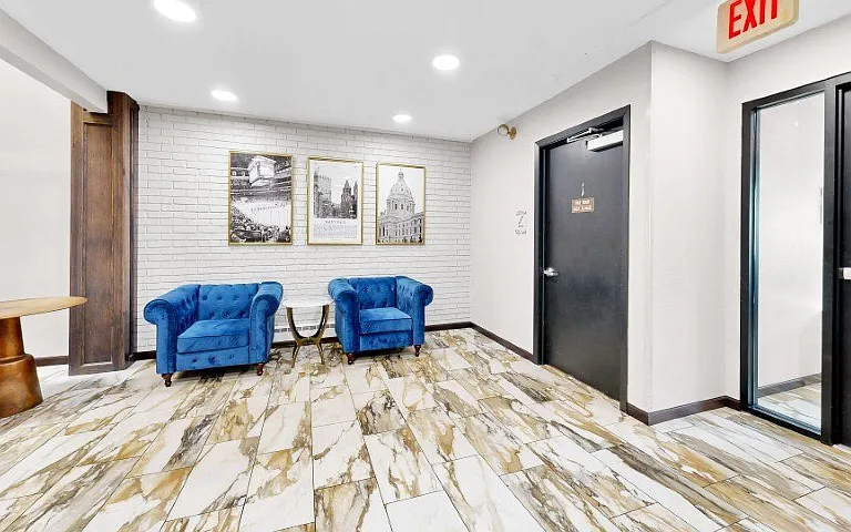 Chateau Apartments — Photo 16