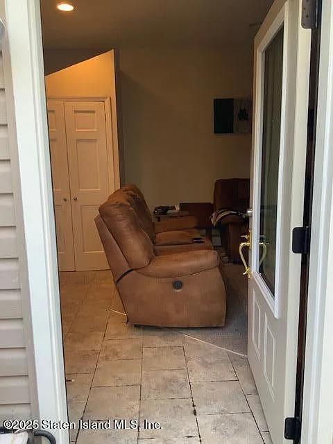 2 bed, 1.0 bath, 3300 sqft, $2,600 — Photo 2