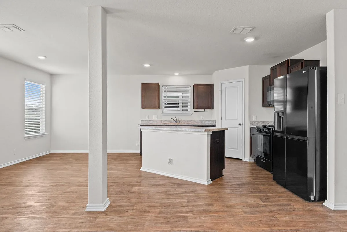 4 bed, 3.0 bath, 1842 sqft, $1,800 — Photo 4