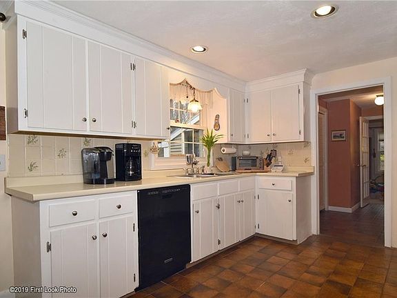 5th image of 10 Sweetwater Dr