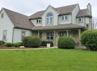 20250 W Rustic Ridge Dr, New Berlin, WI 53146