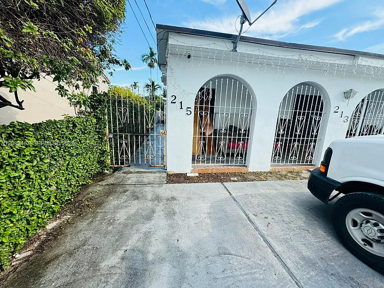 215 NW 35th Ave #UP — Photo 1