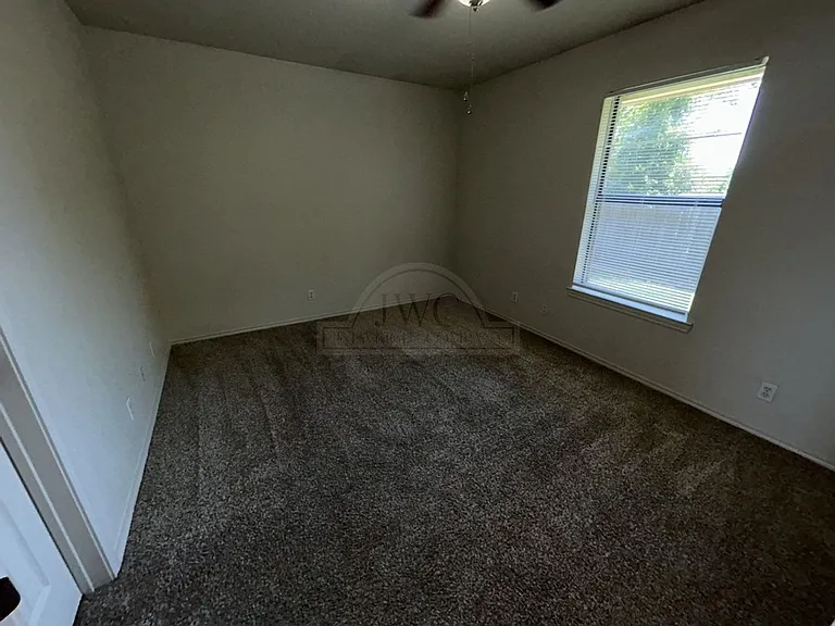 912 McDaniel Cir — Photo 16