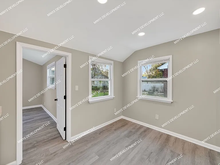 21422 Pembroke Ave — Photo 13