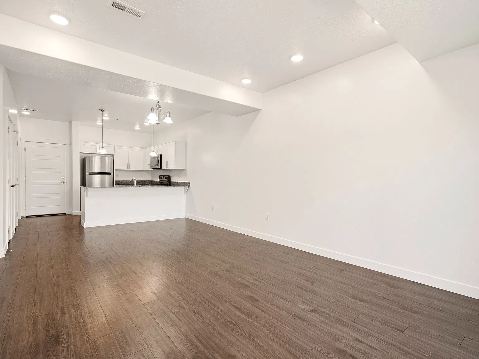 Vine Bldg 21: Unit 207 Type 2: Standard - 207 — Photo 2
