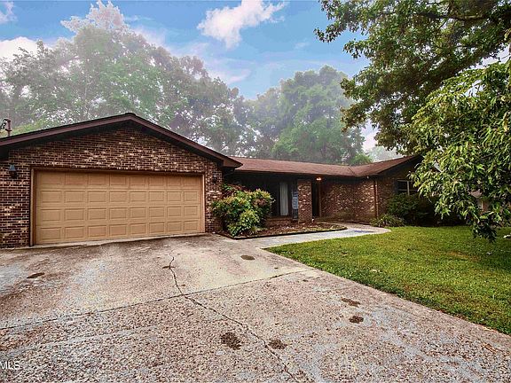 2nd image of 104 Oakwood Dr