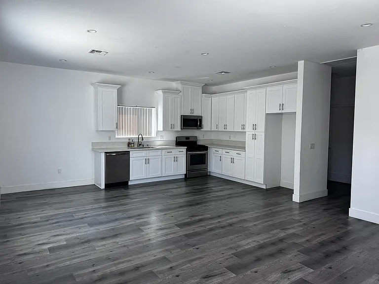 1129 N Catalina St — Photo 2